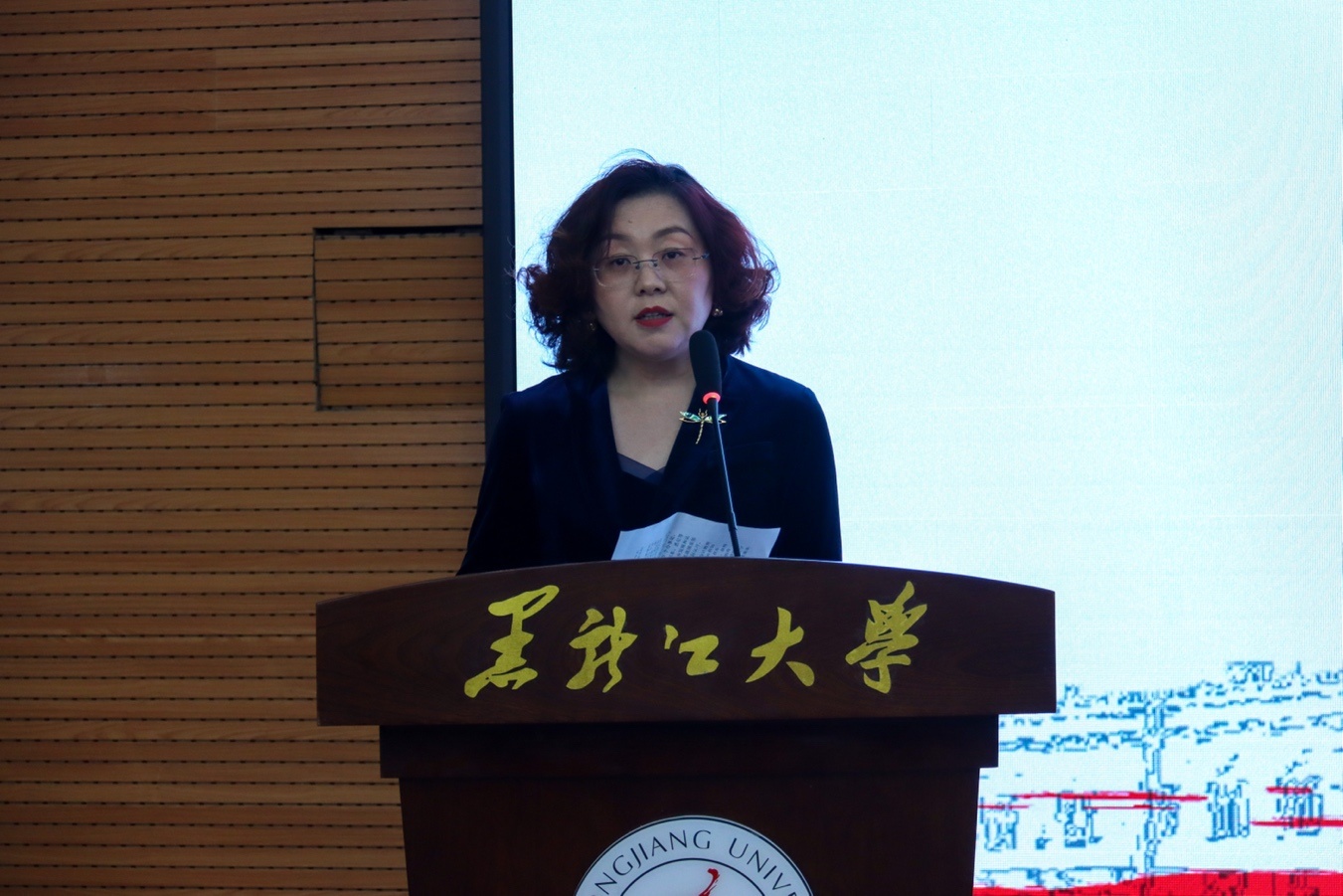 人站在钟表旁描述已自动生成,男人和女人站在一起低可信度描述已自动生成